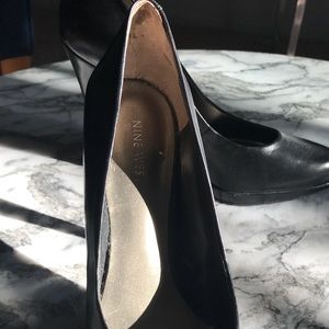 Black leather Nine West pumps - Classics!